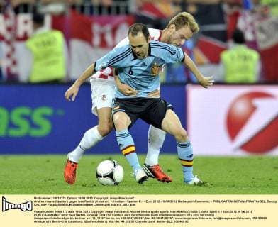 Andres Iniesta (Spanien) gegen Ivan Rakitic (Kroatien) - Kroatien - Spanien 0:1 - Euro 2012 - 18 06 2012 MediasportxPanoramic - 