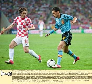 Luka MODRIC (CRO) - Jesus NAVAS (r ESP) UEFA Fussball Europameisterschaft 2012, Vorrunde: Kroatien - Spanien in Danzig, Polen am 18.06.2012,