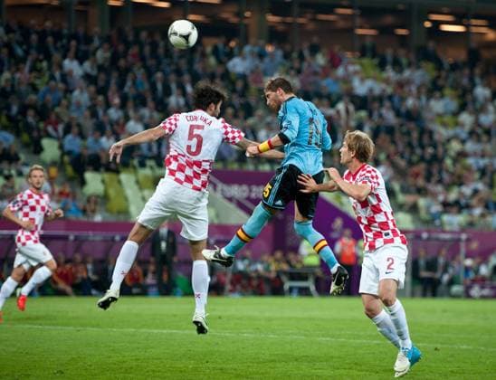 Vedran CORLUKA (5) und Ivan STRINIC (2 beideCRO) - Sergio RAMOS (M ESP) UEFA Fussball Europameisterschaft 2012, Vorrunde: Kroatien - Spanien in Danzig, Polen am 18.06.2012,