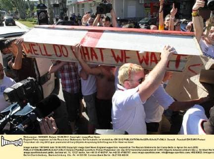 England Fans reagieren auf die Rassismus Statements Sol Campbells im Vorfeld der EM 2012 