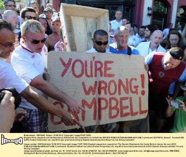 England Fans reagieren auf die Rassismus Statements Sol Campbells im Vorfeld der EM 2012  premiumd 20174612