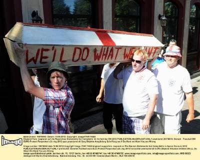 England Fans reagieren auf die Rassismus Statements Sol Campbells im Vorfeld der EM 2012  premiumd 20174613