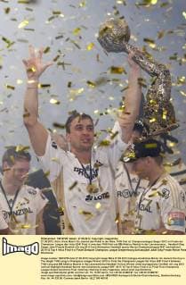 27.05.2012, Köln: Kiels Momir Ilic stemmt den Pokal in die Höhe, THW Kiel ist Championsleague Sieger 2012 im Finale der Champions League des Velux EHF Final 4 zwischen THW Kiel und BM Atletico Madrid in der Lanxessarena.