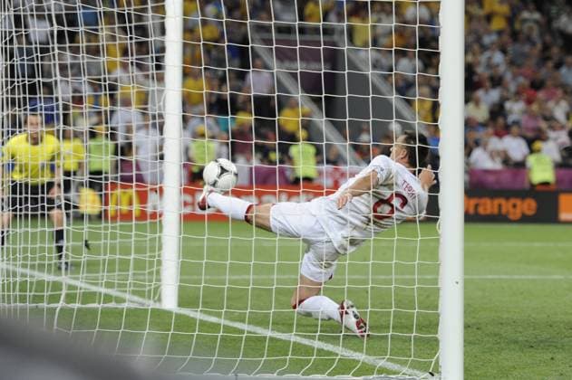 John Terry (England) versucht den von Marko Devic (Ukraine, nicht im Bild) geschossenen Ball vor der Torlinie zu klären, kommt aber zu spät - Torrichter Istvan Vad (Ungarn) schätzt die Situation allerdings falsch ein, so dass kein Tor gegeben wird