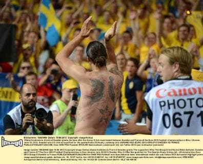 Zlatan Ibrahimovic (front) of Sweden greets the fans after the Group D 3rd round match between Sweden and France at the Euro 2012 football championships in Kiev, Ukraine, June 19, 2012. Sweden won 2-0, but not qualified for the quarterfinals.(Xinhua Li Jundong) (lm) UKRAINE-KIEV-EURO 2012-GROUP D-SWEDEN VS FRANCE 