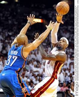 June 19, 2012 - Miami, FL, USA - LeBron James of the Miami Heat passes the ball while being guarded by Oklahoma City Thunder s Derek Fisher in the second quarter during Game 4 of the NBA Basketball Herren USA Finals at the AmericanAirlines Arena in Miami, Florida, Tuesday, June 19, 2012. Oklahoma City Thunder at Miami Heat - ZUMAm67