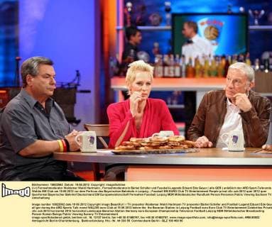 (l-r) Fernsehmoderator Waldemar Waldi Hartmann , Fernsehmoderatorin Bärbel Schäfer und Fussball-Legende Eduard Ede Geyer ( alle GER ) anläßlich der ARD Sport-Talkrunde Waldis EM Club am 19.06.2012 vor dem Porticus des Bayerischen Bahnhofs in Leipzig.