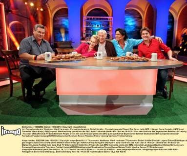 (l-r) Fernsehmoderator Waldemar Waldi Hartmann , Fernsehmoderatorin Bärbel Schäfer , Fussball-Legende Eduard Ede Geyer ( alle GER ), Sänger Costa Cordalis ( GRE ) und Comedian Matze Knop ( GER eigentl. Matthias Knop ) anläßlich der ARD Sport-Talkrunde Waldis EM Club am 19.06.2012 vor dem Porticus des Bayerischen Bahnhofs in Leipzig.