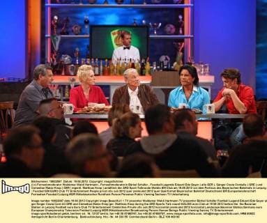 (l-r) Fernsehmoderator Waldemar Waldi Hartmann , Fernsehmoderatorin Bärbel Schäfer , Fussball-Legende Eduard Ede Geyer ( alle GER ), Sänger Costa Cordalis ( GRE ) und Comedian Matze Knop ( GER eigentl. Matthias Knop ) anläßlich der ARD Sport-Talkrunde Waldis EM Club am 19.06.2012 vor dem Porticus des Bayerischen Bahnhofs in Leipzig.
