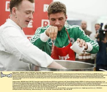 DFB Pressekonferenz mit Thomas MUELLER, MÜLLER, DFB Nr.13 kocht und schüttet Zutaten in den Kochtopf beim nachfolgenden Sponsorentermin von REWE Deutsche Fussball Nationalmannschaft, DFB EM Euro 2012 am 20.06.2012 in Danzig, P O L E N, Europameisterschaft 2012 in P o l e n, U k r a i n e