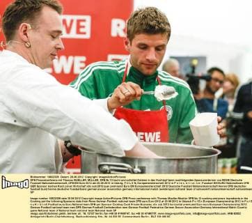 DFB Pressekonferenz mit Thomas MUELLER, MÜLLER, DFB Nr.13 kocht und schüttet Zutaten in den Kochtopf beim nachfolgenden Sponsorentermin von REWE Deutsche Fussball Nationalmannschaft, DFB EM Euro 2012 am 20.06.2012 in Danzig, P O L E N, Europameisterschaft 2012 in P o l e n, U k r a i n e