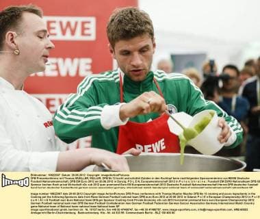 DFB Pressekonferenz mit Thomas MUELLER, MÜLLER, DFB Nr.13 kocht und schüttet Zutaten in den Kochtopf beim nachfolgenden Sponsorentermin von REWE Deutsche Fussball Nationalmannschaft, DFB EM Euro 2012 am 20.06.2012 in Danzig, P O L E N, Europameisterschaft 2012 in P o l e n, U k r a i n e