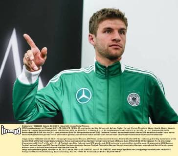 DFB Pressekonferenz mit Thomas MUELLER, MÜLLER, DFB Nr.13 zeigt wohin der Weg führen soll: Auf den Gipfel. Portrait, Porträt, Einzelbild, Geste, Gestik, Mimik , Gesicht Deutsche Fussball Nationalmannschaft, DFB EM Euro 2012 am 20.06.2012 in Danzig, P O L E N, Europameisterschaft 2012 in P o l e n, U k r a i n e