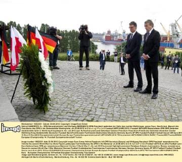Helmut SANDROCK (Li., DFB-Generalsekretär) und Wolfgang NIERSBACH (DFB-Präsident) gedenken der Opfer des zweiten Weltkrieges, ganze Figur, Querformat, Besuch des Präsidiums des DFB in der Gedenkstätte Westerplatte, am 20.06.2012 in D a n z i g P o l e n Fussball UEFA EURO 2012