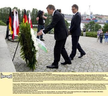 Helmut SANDROCK (hi., DFB-Generalsekretär) und Wolfgang NIERSBACH (DFB-Präsident) gehen zur Kranzniederlegung, ganze Figur, Querformat, Besuch des Präsidiums des DFB in der Gedenkstätte Westerplatte, am 20.06.2012 in D a n z i g P o l e n Fussball UEFA EURO 2012