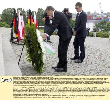 Wolfgang NIERSBACH (Li., DFB-Präsident) legt einen Kranz nieder, Helmut SANDROCK (DFB-Generalsekretär) sieht zu, Kranzniederlegung, ganze Figur, Querformat, Besuch des Präsidiums des DFB in der Gedenkstätte Westerplatte, am 20.06.2012 in D a n z i g P o l e n Fussball UEFA EURO 2012 Â