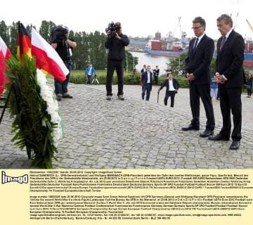 Helmut SANDROCK (Li., DFB-Generalsekretär) und Wolfgang NIERSBACH (DFB-Präsident) gedenken der Opfer des zweiten Weltkrieges, ganze Figur, Querformat, Besuch des Präsidiums des DFB in der Gedenkstätte Westerplatte, am 20.06.2012 in D a n z i g P o l e n Fussball UEFA EURO 2012