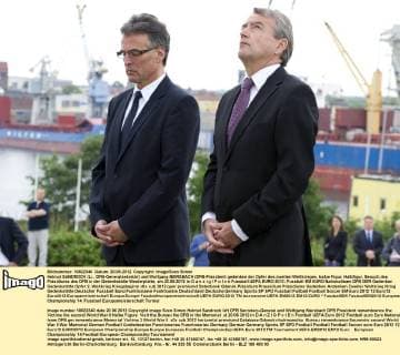 Helmut SANDROCK (Li., DFB-Generalsekretär) und Wolfgang NIERSBACH (DFB-Präsident) gedenken der Opfer des zweiten Weltkrieges, halbe Figur, Halbfigur, Besuch des Präsidiums des DFB in der Gedenkstätte Westerplatte, am 20.06.2012 in D a n z i g P o l e n Fussball UEFA EURO 2012