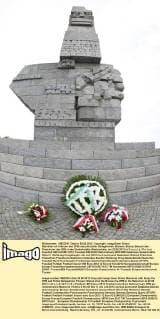 Mahnmal mit Kränzen des DFB und polnischer Delegationen, Blumen, Statue, Besuch des Präsidiums des DFB in der Gedenkstätte Westerplatte, am 20.06.2012 in D a n z i g P o l e n Fussball UEFA EURO 2012