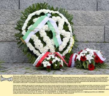 Kränze des DFB und polnischer Delegationen, Blumen, Besuch des Präsidiums des DFB in der Gedenkstätte Westerplatte, am 20.06.2012 in D a n z i g P o l e n Fussball UEFA EURO 2012