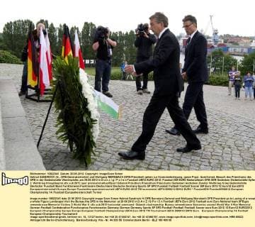 Helmut SANDROCK (hi., DFB-Generalsekretär) und Wolfgang NIERSBACH (DFB-Präsident) gehen zur Kranzniederlegung, ganze Figur, Querformat, Besuch des Präsidiums des DFB in der Gedenkstätte Westerplatte, am 20.06.2012 in D a n z i g P o l e n Fussball UEFA EURO 2012