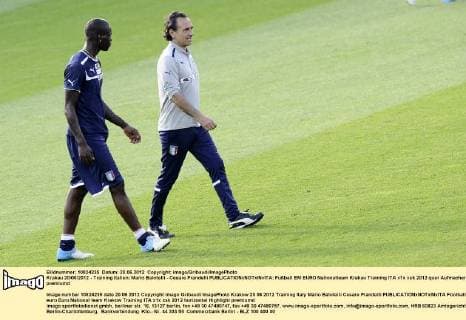 Krakau 20 06 2012 - Training Italien; Mario Balotelli - Cesare Prandelli 