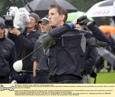 Der deutsche Fussballprofi Rene Adler während der BMW International Open 2012 im Golfclub Lärchenhof in Pulheim bei Köln am Mittwoch, 20. Juni 2012.