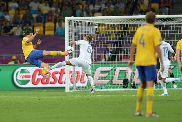 EURO 2012, Kiew, 19.06.2012, Zlatan Ibrahimovic (SWE, li.) schießt artistisch das 1:0 gegen Philippe Mexes (FRA), Schweden - Frankreich 2:0 - (Serie 2 5) 