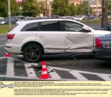 Warschau, 19.06.2012 - Verkehrsunfall von Anna Stachurska (Polen), Freundin von Robert Lewandowski (Polen Borussia Dortmund BVB), mit dessen Audi Q7  EN_01034218_0005