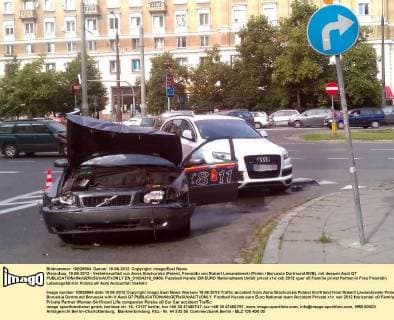 Warschau, 19.06.2012 - Verkehrsunfall von Anna Stachurska (Polen), Freundin von Robert Lewandowski (Polen Borussia Dortmund BVB), mit dessen Audi Q7  EN_01034218_0006