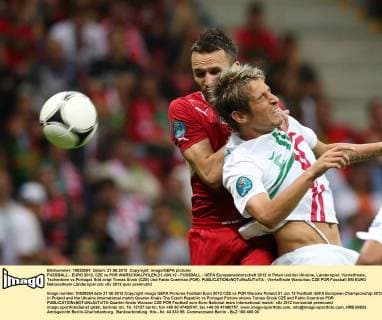 FUSSBALL - EURO 2012, CZE vs POR WARSCHAU,POLEN,21.JUN.12 - FUSSBALL - UEFA Europameisterschaft 2012 in Polen und der Ukraine, Länderspiel, Viertelfinale, Tschechien vs Portugal. Bild zeigt Tomas Sivok (CZE) und Fabio Coentrao (POR). 