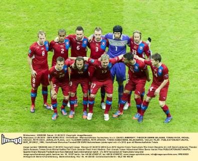 Warszawa, 21.06.2012 - UEFA EURO 2012 - Viertelfinale - Mannschaftsfoto Tschechien, hi.v.li.: DAVID LIMBERSKY, THEODOR GEBRE SELASSIE, TOMAS SIVOK, MICHAL KADLEC, PETR CECH, JAROSLAV PLASIL; vorn: VLADIMIR DARIDA, PETR JIRACEK, TOMAS HÜBSCHMAN, MILAN BAROS, VACLAV PILAR -  BOR_20120621_1996