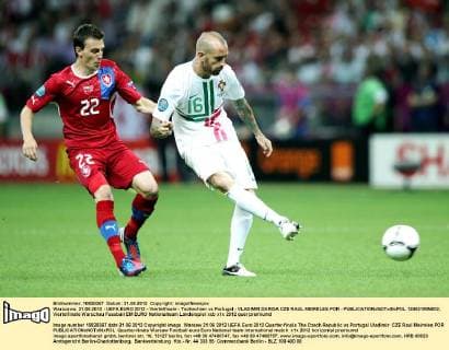 Warszawa, 21.06.2012 - UEFA EURO 2012 - Viertelfinale - Tschechien vs Portugal - VLADIMIR DARIDA CZE RAUL MEIRELES POR -  120621MIN002