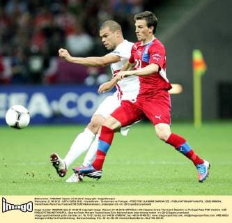 Warszawa, 21.06.2012 - UEFA EURO 2012 - Viertelfinale - Tschechien vs Portugal - PEPE POR VLADIMIR DARIDA CZE -  120621MIN004