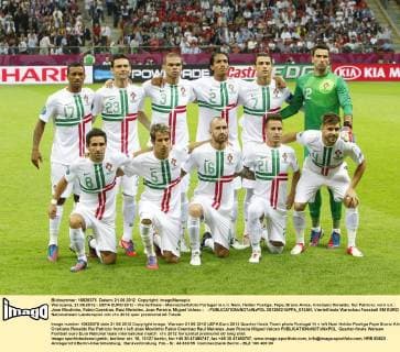 Warszawa, 21.06.2012 - UEFA EURO 2012 - Viertelfinale - Mannschaftsfoto Portugal hi.v.li. Nani, Helder Postiga, Pepe, Bruno Alves, Cristiano Ronaldo, Rui Patricio; vorn v.li.: Joao Moutinho, Fabio Coentrao, Raul Meireles, Joao Pereira, Miguel Veloso - -  20120621APPA_010AK