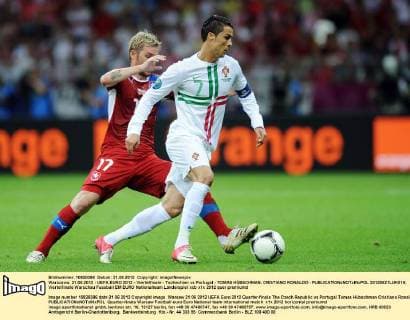 Warszawa, 21.06.2012 - UEFA EURO 2012 - Viertelfinale - Tschechien vs Portugal - TOMAS HÜBSCHMAN, CRISTIANO RONALDO -  20120621LUK016