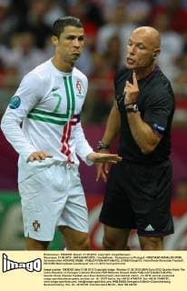 Warszawa, 21.06.2012 - UEFA EURO 2012 - Viertelfinale - Tschechien vs Portugal - CRISTIANO RONALDO (POR), Schiedsrichter HOWARD WEBB -  21062012toja313