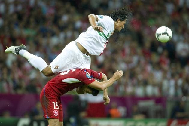 Bruno ALVES (ob., POR) gegen Milan BAROS (CZE), Aktion, Zweikampf, Viertelfinale, Spiel 25, Tschechische Republik (CZE) - Portugal (POR), am 21.06.2012 in W A R S C H A U P o l e n Fussball UEFA EURO 2012 P o l e n U k r a i n e vom 08.06. - 01.07.2012.