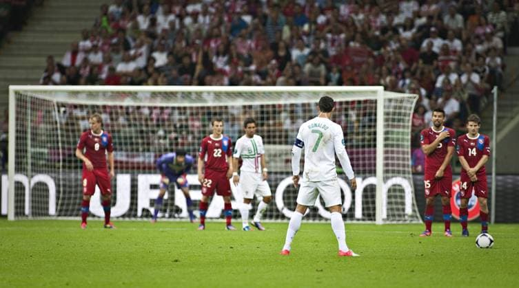 Warschau, 21.06.2012 Cristiano Ronaldo (Portugal) vor einem Freistoss Tschechien - Portugal