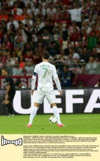 FUSSBALL - EURO 2012, CZE vs POR WARSCHAU,POLEN,21.JUN.12 - FUSSBALL - UEFA Europameisterschaft 2012 in Polen und der Ukraine, Länderspiel, Viertelfinale, Tschechien vs Portugal. Bild zeigt Cristiano Ronaldo (POR). Keyword: Freistoss. 