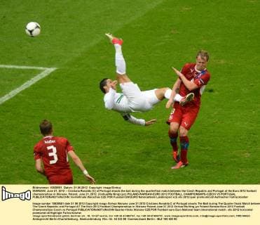 WARSAW, June 21, 2012 -- Cristiano Ronaldo (C) of Portugal shoots the ball during the quarterfinal match between the Czech Republic and Portugal at the Euro 2012 football championships in Warsaw, Poland, June 21, 2012. (Xinhua Ma Ning) (jyc) POLAND-WARSAW-EURO 2012 FOOTBALL CHAMPIONSHIPS-CZECH VS PORTUGAL 