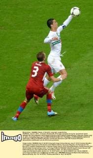 WARSAW, June 21, 2012 -- Cristiano Ronaldo (R) of Portugal competes during the quarterfinal match between the Czech Republic and Portugal at the Euro 2012 football championships in Warsaw, Poland, June 21, 2012. (Xinhua Ma Ning) (jyc) POLAND-WARSAW-EURO 2012 FOOTBALL CHAMPIONSHIPS-CZECH VS PORTUGAL 