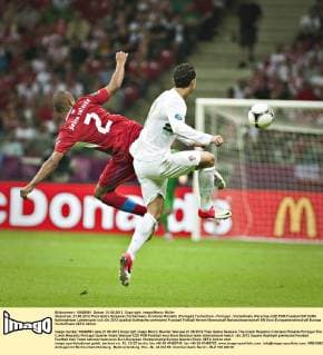 Warschau, 21.06.2012 Theo Gebre Selassie (Tschechien), Cristiano Ronaldo (Portugal) Tschechien - Portugal