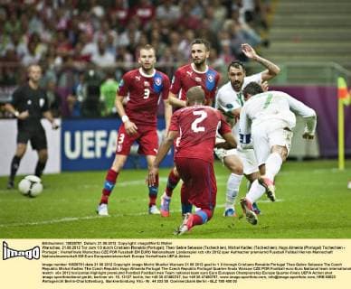 Warschau, 21.06.2012 Tor zum 1:0 durch Cristiano Ronaldo (Portugal); Theo Gebre Selassie (Tschechien), Michal Kadlec (Tschechien), Hugo Almeida (Portugal) Tschechien - Portugal