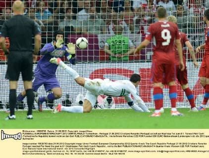 FUSSBALL EUROPAMEISTERSCHAFT 2012 VIERTELFINALE Tschechien - Portugal 21.06.2012 Cristiano Ronaldo (Portugal) erzielt per Kopf das Tor zum 0:1. Torwart Petr Cech (Tschechische Republik) kommt nicht an den Ball 