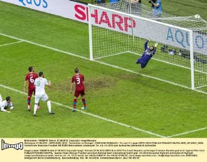 Warszawa, 21.06.2012 - UEFA EURO 2012 - Tschechien vs Portugal - CRISTIANO RONALDO - Tor zum 0:1 gegen PETR CECH  BOR_20120621_2048