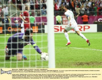 Warszawa, 21.06.2012 - UEFA EURO 2012 - Tschechien vs Portugal - CRISTIANO RONALDO - Tor zum 0:1 gegen PETR CECH  20120621CSLG0024