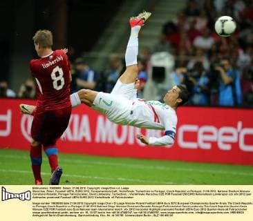 Warschau, Polen, Fussball UEFA, EURO 2012, Europameisterschaft, Viertelfinale, Tschechien vs Portugal, Czech Republic vs Portugal, 21.06.2012, National Stadium Warsaw Christiano Ronaldo, Portugal Fallrückzieher, David Limbersky, Tschechien,