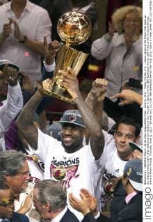 June 21, 2012 - Miami, Florida, U.S. - Lebron James of the Miami Heat holds up the championship trophy after defeating the Oklahoma City Thunder in Game 5 of the NBA Basketball Herren USA Finals at the AmericanAirlines Arena in Miami, Florida, Thursday, June 21, 2012. The Heat won, 121-106. NBA Basketball Herren USA Final 2012 - Game 5 - Heat Defeat OKC 121-106 - ZUMAm67