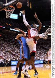 June 21, 2012 - Miami, FL, USA - Miami Heat s LeBron James scores and is fouled by Oklahoma City Thunder s Thabo Sefolosha in the first quarter during Game 5 of the NBA Basketball Herren USA Finals at the AmericanAirlines Arena in Miami, Florida, Thursday, June 21, 2012. Heat vs. Thunder in NBA Basketball Herren USA Finals - ZUMAm67